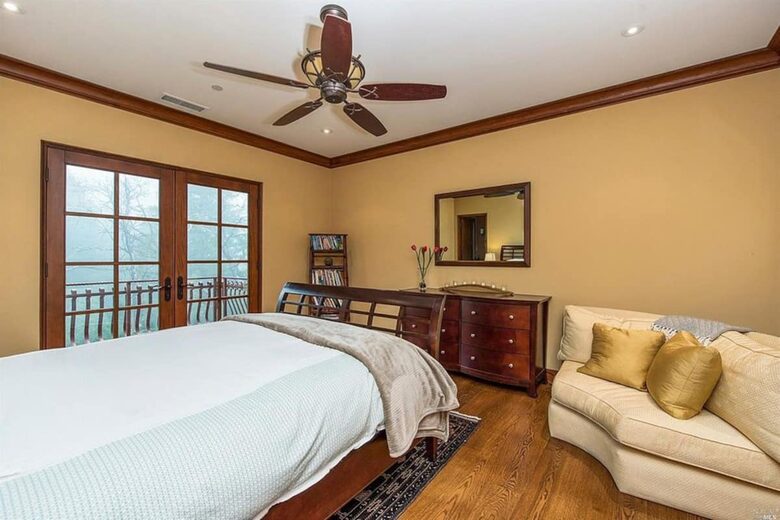 Home exchange in Calistoga CA, middle guest room with couch & balcony