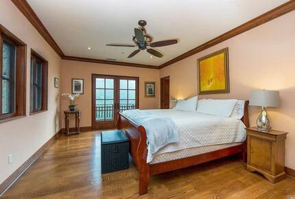 Home exchange in Calistoga CA, guest room with pool views & balcony