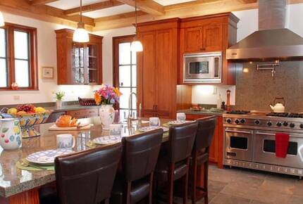 Home exchange in Calistoga CA, kitchen with beautiful wood cabinets