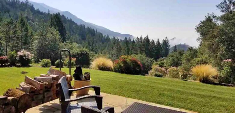 Home exchange in Calistoga CA, back patio chairs overlooking the hills