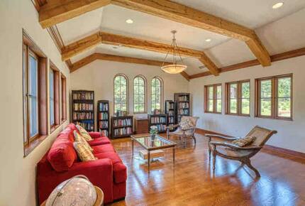 Home exchange in Calistoga CA, library with red couch