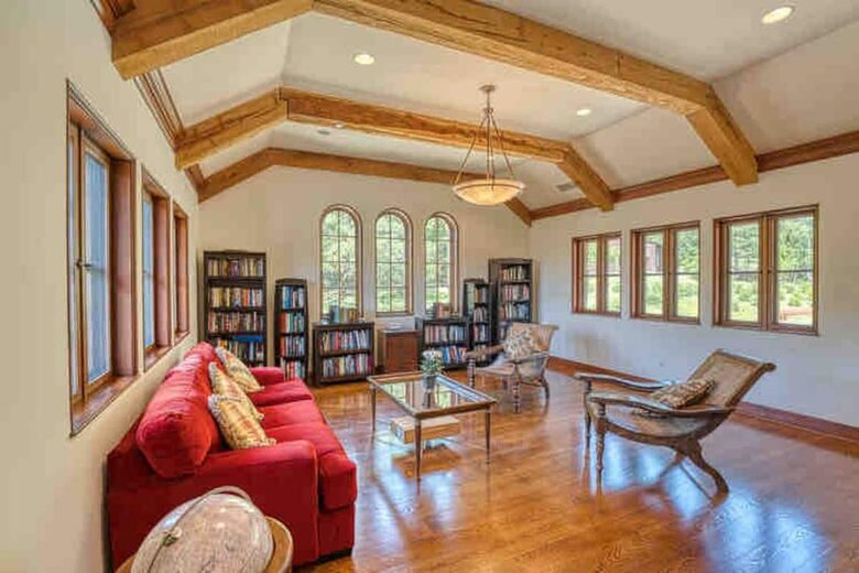 Home exchange in Calistoga CA, library with red couch