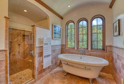 Home exchange in Calistoga CA, master bath with separate tub & shower