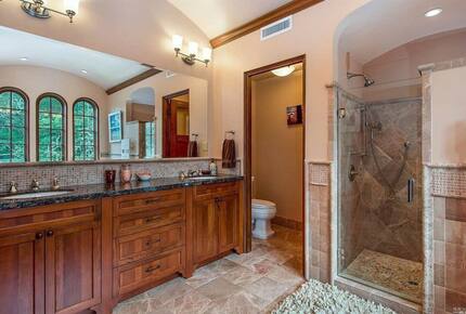 Home exchange in Calistoga CA, master bath with dual vanity