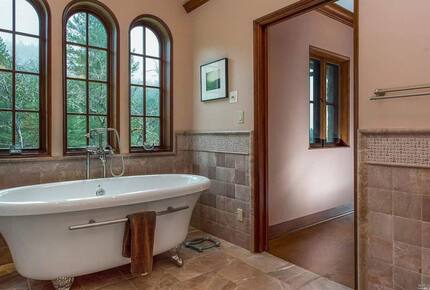 Home exchange in Calistoga CA, master bath soaking tub