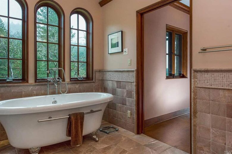 Home exchange in Calistoga CA, master bath soaking tub