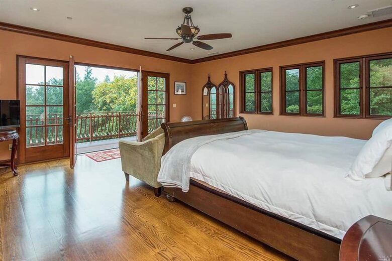 Home exchange in Calistoga CA, master with king bed and balcony