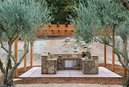 Home exchange in Calistoga CA, outdoor kitchen under a pergola
