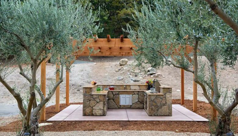 Home exchange in Calistoga CA, outdoor kitchen under a pergola