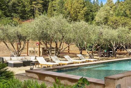 Home exchange in Calistoga CA, pool with lounge seating