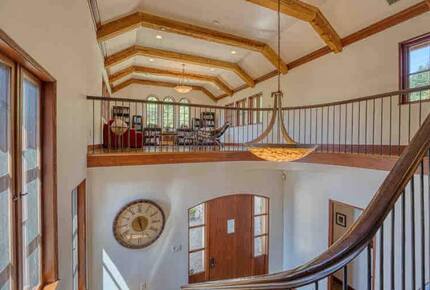 Home exchange in Calistoga CA, soaring ceilings from staircase