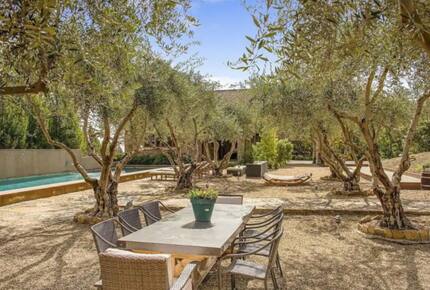 Home exchange in Calistoga CA, outdoor table that seats 8