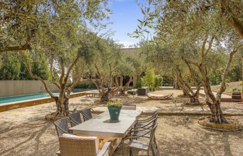 Home exchange in Calistoga CA, outdoor table that seats 8