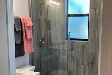 Home exchange in Cape Coral FL, full bathroom with glass door shower