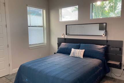 Home exchange in Cape Coral FL, bedroom with queen bed & blue bedding