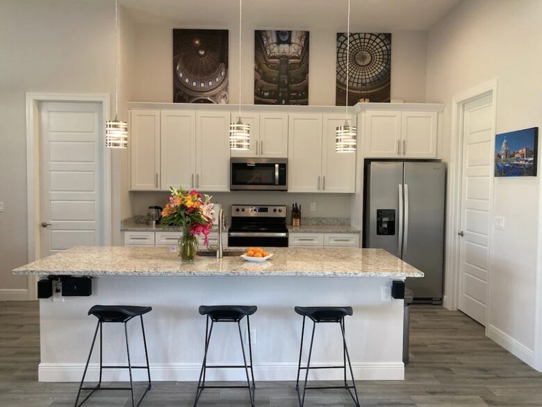 Home exchange in Cape Coral FL, kitchen with granite countertops