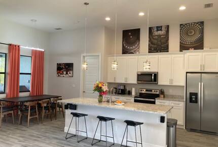 Home exchange in Cape Coral FL, kitchen with island that seats 3