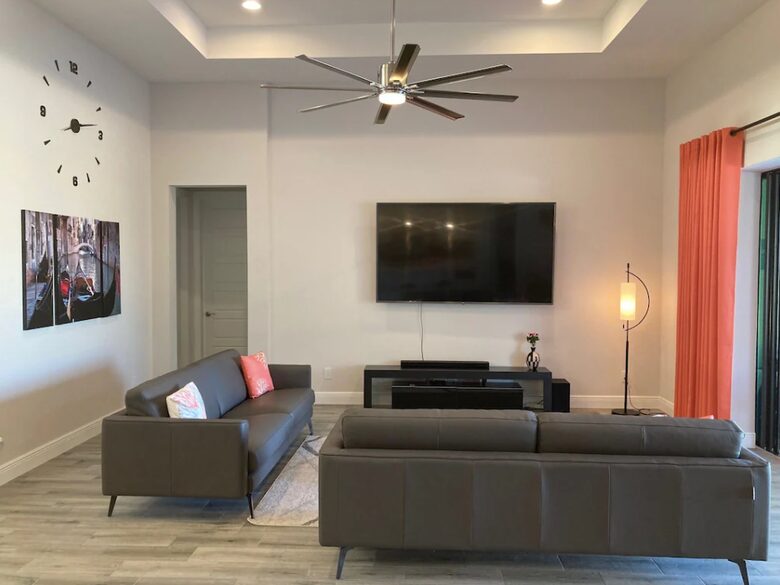 Home exchange in Cape Coral FL, living room with flatscreen TV