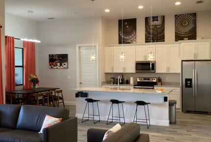 Home exchange in Cape Coral FL, open floor plan kitchen & dining area