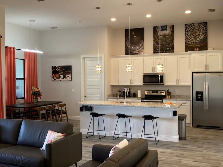 Home exchange in Cape Coral FL, open floor plan kitchen & dining area