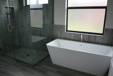 Home exchange in Cape Coral FL, master bath with separate shower & tub