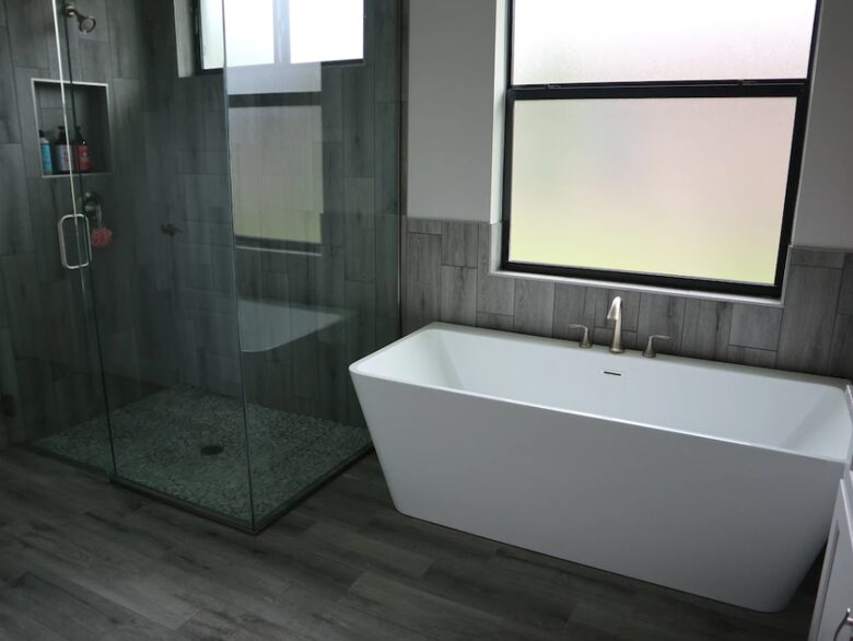 Home exchange in Cape Coral FL, master bath with separate shower & tub