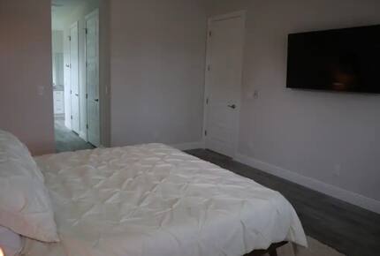 Home exchange in Cape Coral FL, master bedroom with flatscreen TV