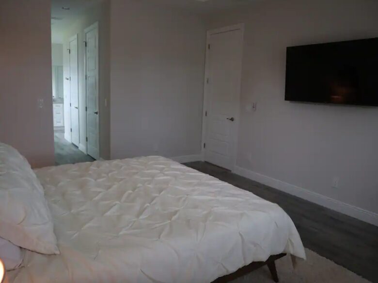 Home exchange in Cape Coral FL, master bedroom with flatscreen TV