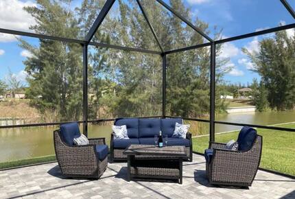 Home exchange in Cape Coral FL, enclosed lanai with seating