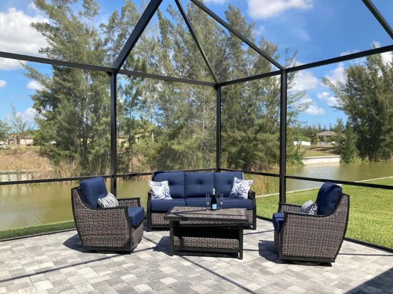 Home exchange in Cape Coral FL, enclosed lanai with seating