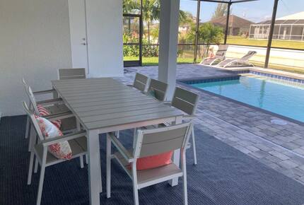 Home exchange in Cape Coral FL, enclosed lanai with dining table for 8