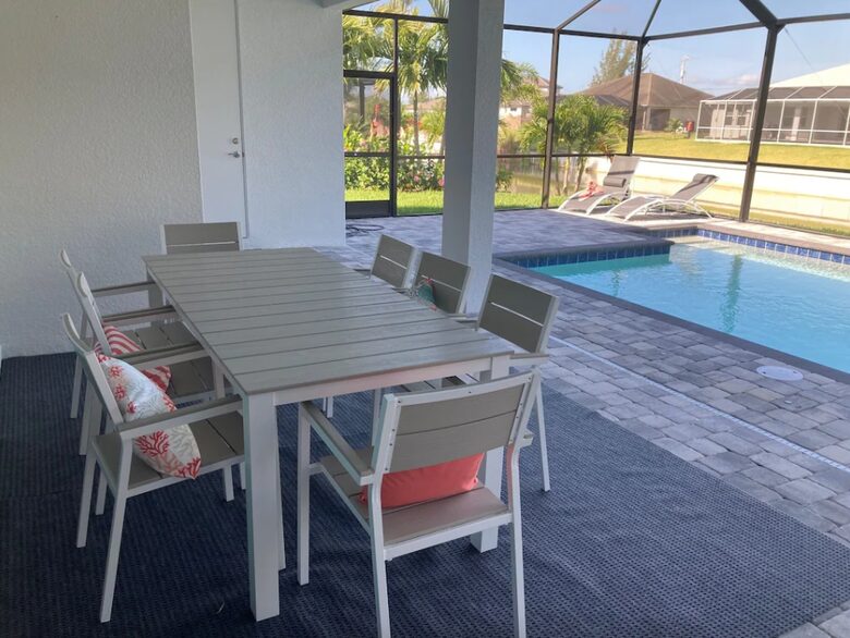 Home exchange in Cape Coral FL, enclosed lanai with dining table for 8