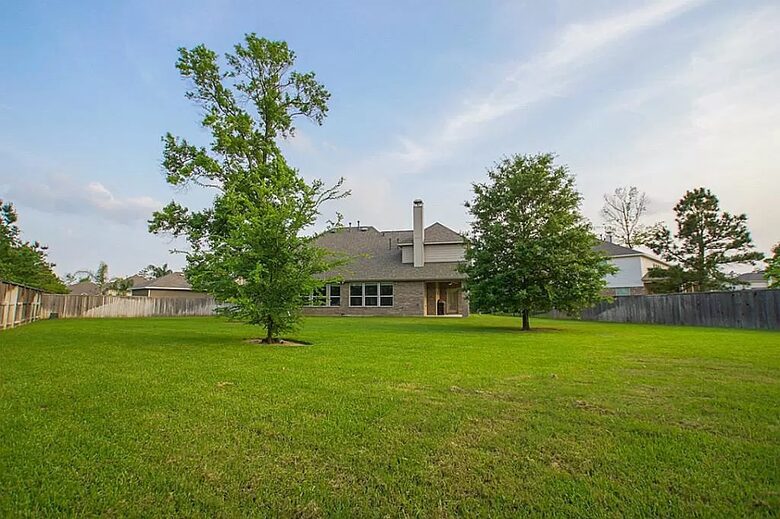 Home exchange in Woodlands TX with expansive backyard