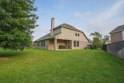 Home exchange in Woodlands TX, backyard with BBQ grill