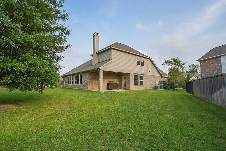 Home exchange in Woodlands TX, backyard with BBQ grill