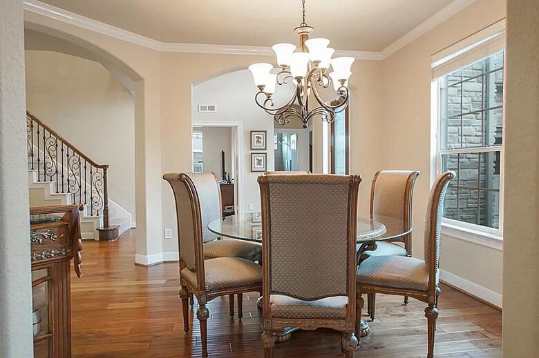 Home exchange in Woodlands TX, dining room with round table for six