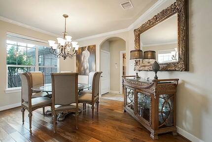 Home exchange in Woodlands TX with elegant dining room