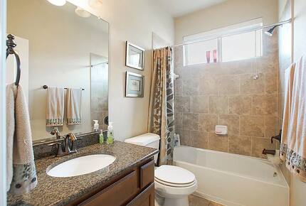 Home exchange in Woodlands TX, full bathroom with shower/tub