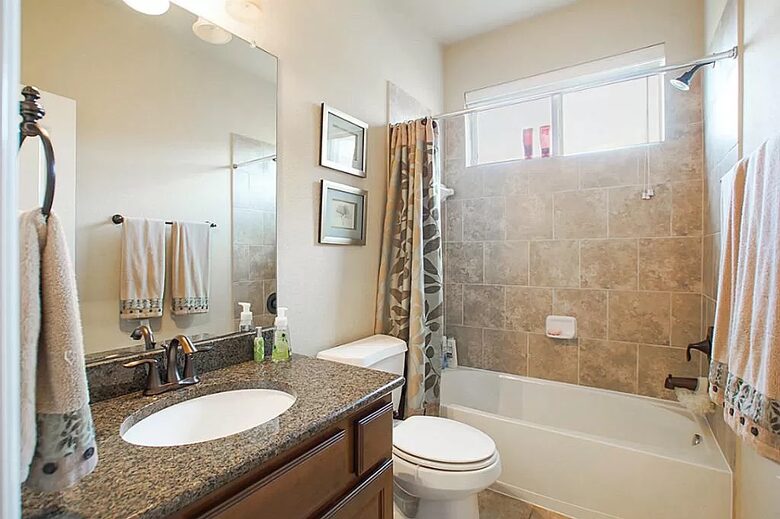 Home exchange in Woodlands TX, full bathroom with shower/tub