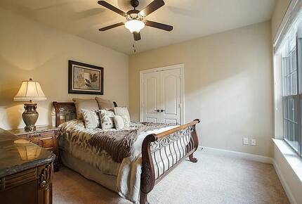 Home exchange in Woodlands TX, first floor bedroom with a queen bed