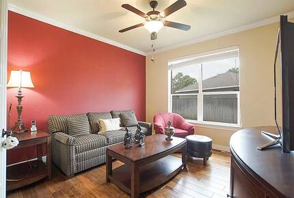 Home exchange in Woodlands TX, red family room with TV