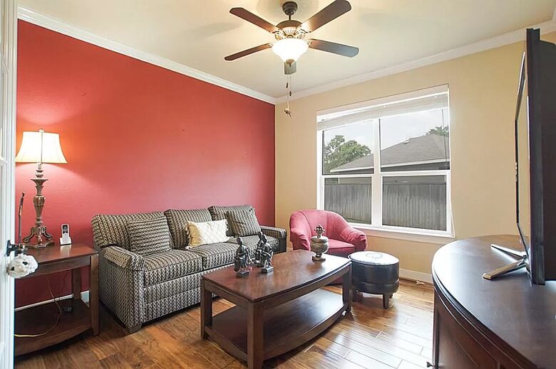 Home exchange in Woodlands TX, red family room with TV