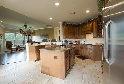 Home exchange in Woodlands TX, kitchen with large granite island