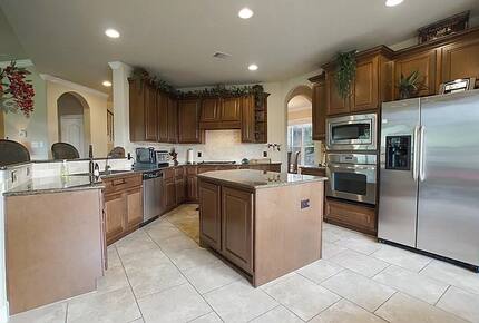 Home exchange in Woodlands TX, kitchen with stainless steel appliances
