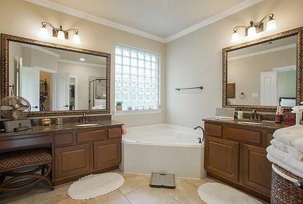 Home exchange in Woodlands TX, ensuite master bathroom with tub