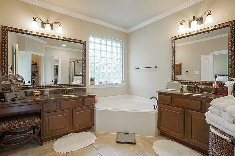 Home exchange in Woodlands TX, ensuite master bathroom with tub
