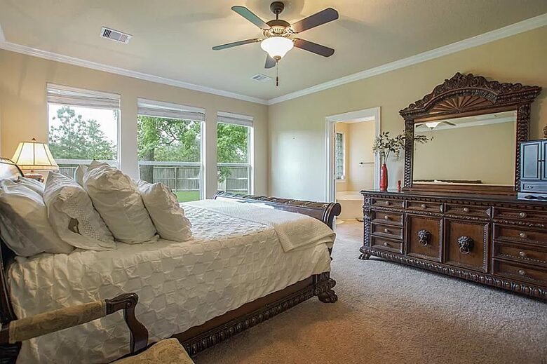 Home exchange in Woodlands TX, master bedroom with lots of windows