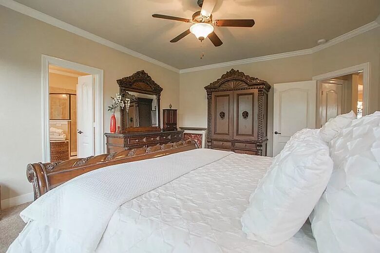 Home exchange in Woodlands TX, master with king-sized bed