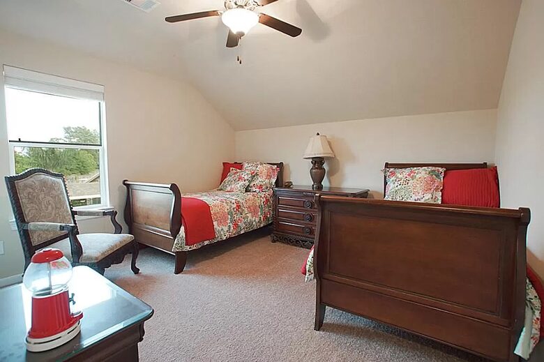 Home exchange in Woodlands TX, upstairs bedroom with 2 twin beds
