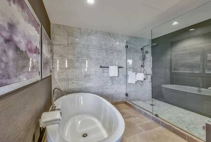 Home exchange in South Lake Tahoe, bathroom with soaking tub & shower